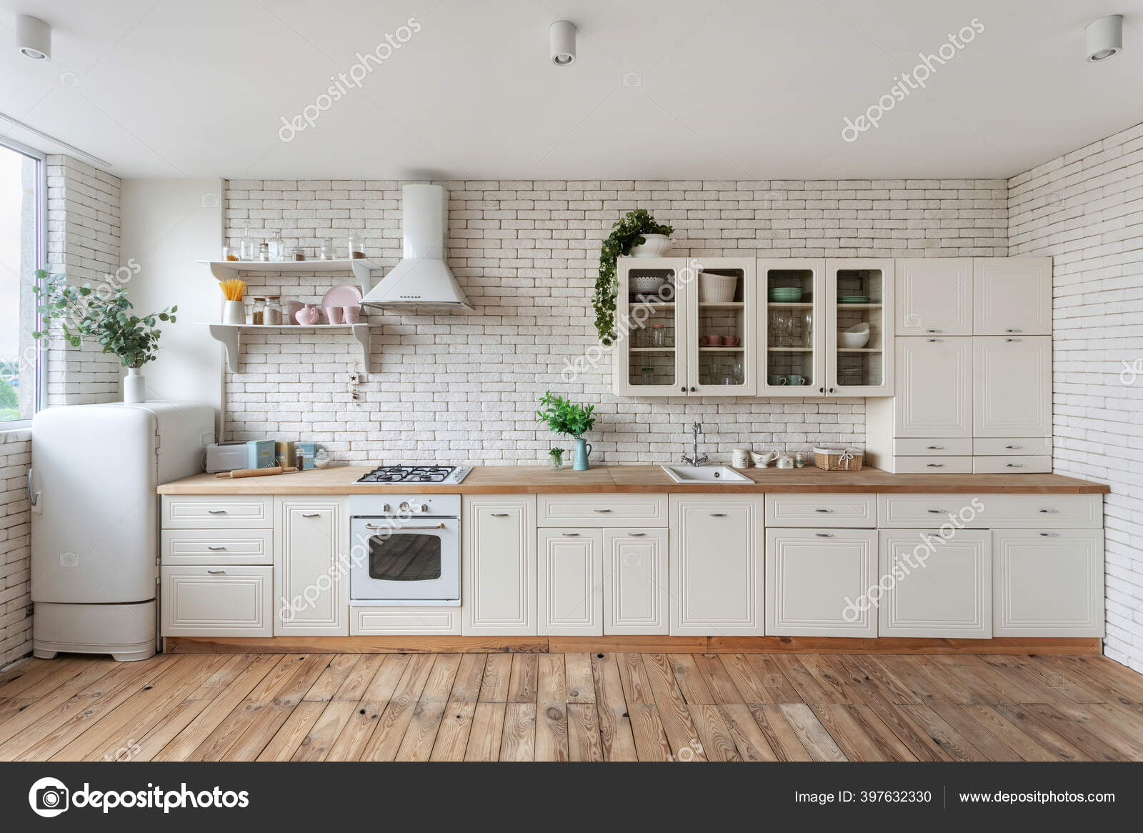 Fotos de Fregadero de cocina en interior blanco - Imagen de