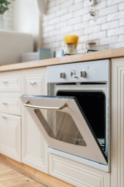 Fırın teçhizatında açık kapılı modern görünüm. Çağdaş iç mekanı olan beyaz bir mutfak.