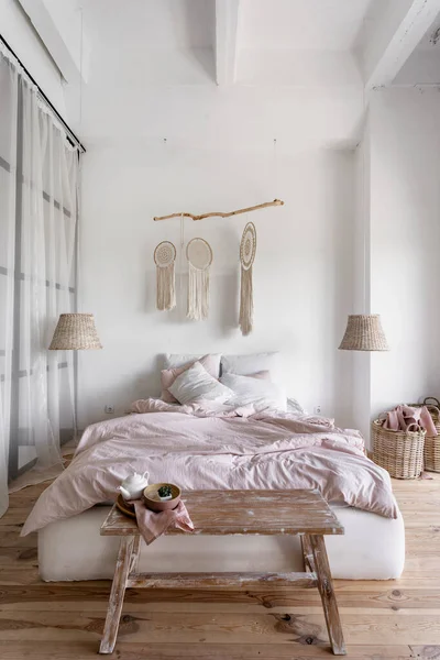 Foto Vertical Mañana Acogedor Dormitorio Con Cesta Lavandería Cerca Cama — Foto de Stock