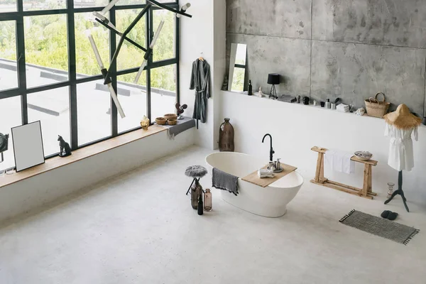 现代浴室内饰的高角度景观 棉质浴衣附近的木制架子上折叠干净的毛巾 混凝土地板上有复制空间的房屋装饰 — 图库照片