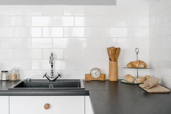 Cozinha Branca Casa Moderna Com Pia Torneira Água Utensílios Bancada — Fotografia de Stock