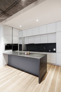 Modern mutfağın dikey yan görüntüsü modern iç tasarım, yeni dolap mobilyası, yemek masasında lavabo, su musluğu, elektrikli soba ve yemek kaputuna karşı dekor.