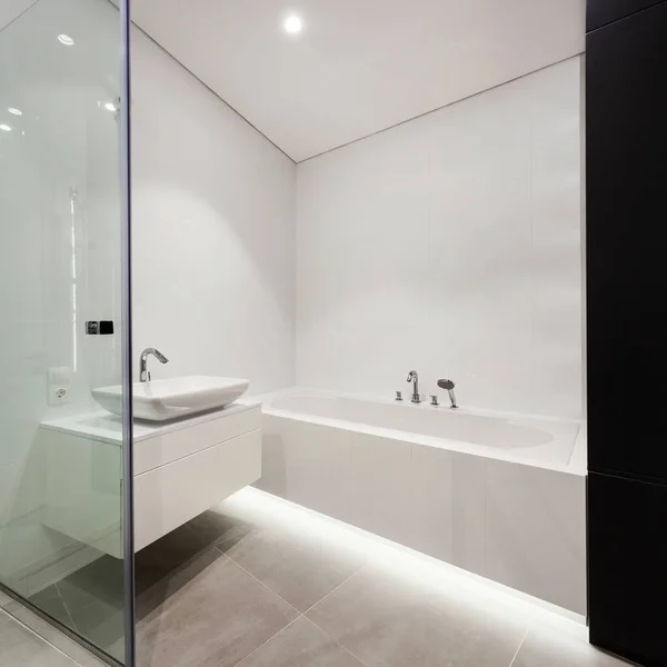 バスルーム 白いバスルーム 空のコピースペースの壁に対してカウンターの上にシンクで現代的なインテリアデザインでガラスドアとモダンな家のサイドビュー要素 — ストック写真