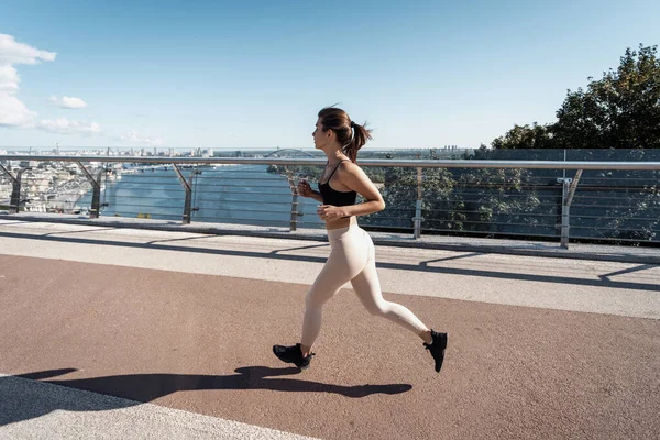 Workout Een Gezonde Levensstijl Concept Zijaanzicht Van Gefocuste Geconcentreerde Jonge — Stockfoto