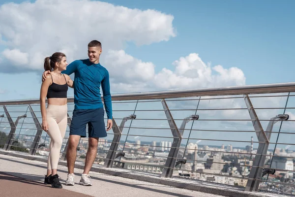 Spor Antrenmanından Sonra Birlikte Yürüyen Konuşan Birbirine Sarılan Gülümseyen Bir — Stok fotoğraf