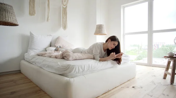 Vista Completa Mujer Joven Pijama Usando Teléfono Inteligente Moderno Leer —  Fotos de Stock