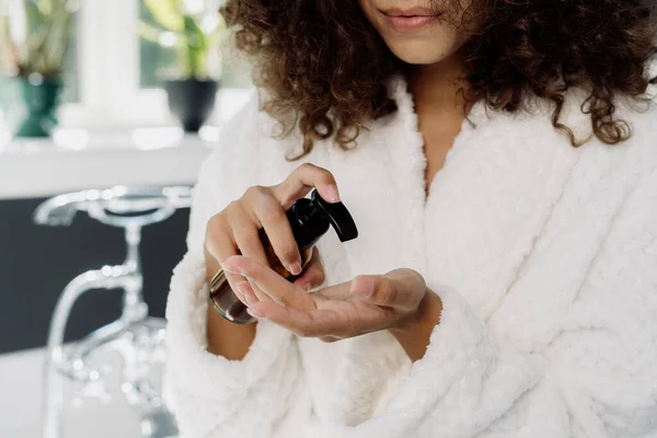 Begreppet Skönhet Och Fuktgivande Förfarande Beskuren Över Unga Vuxna Afro — Stockfoto