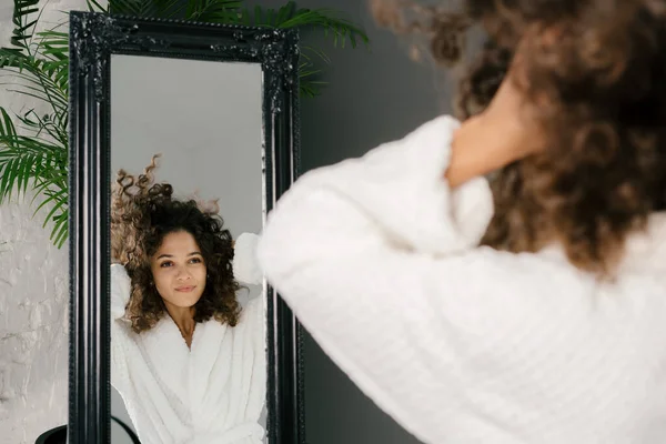 Concepto Rutina Matutina Calma Joven Afroamericana Pie Albornoz Cerca Del — Foto de Stock