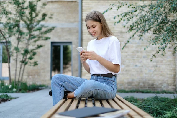 Vista Lateral Chica Estudiante Adulta Feliz Utilizando Aplicación Línea Teléfono —  Fotos de Stock