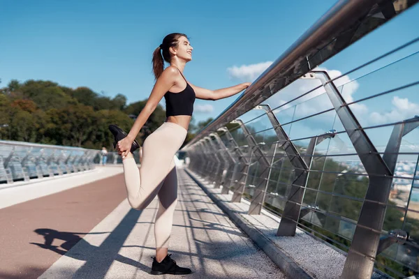 Visão Perfil Lateral Baixo Ângulo Menina Esportiva Adulta Com Rosto — Fotografia de Stock