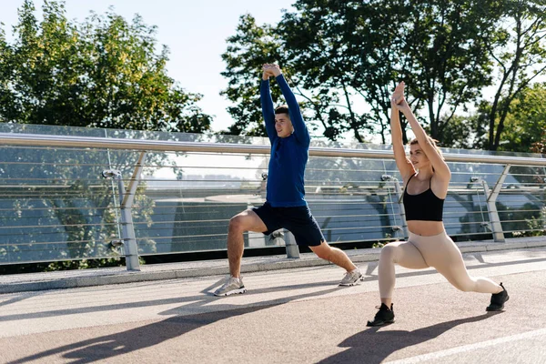 Concept Van Welzijn Yoga Gezonde Levensstijl Jonge Atletische Vrienden Die — Stockfoto