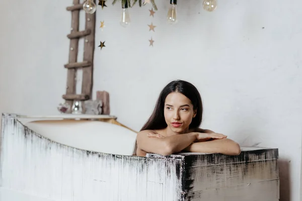 Sonhador Jovem Adulto Menina Passando Manhã Casa Tomando Banho Relaxado — Fotografia de Stock