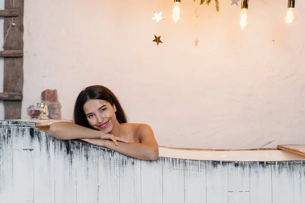 Sorrindo Menina Adulta Jovem Tomando Banho Desfrutando Procedimento Spa Olhando — Fotografia de Stock