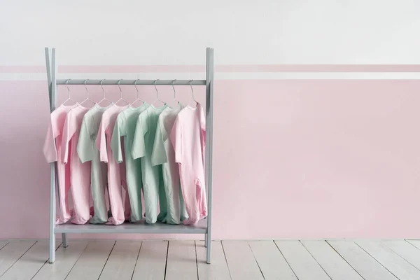 Vêtements Coton Coloré Pour Les Tout Petits Sur Cintre Rack — Photo
