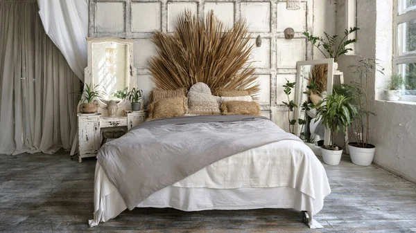 雅致的房子和公寓的概念 舒适的卧室 室内设计风格波希米亚风格 舒适的床 格子花 镜子附近的绿色家居植物和白色木墙的堆砌 — 图库照片
