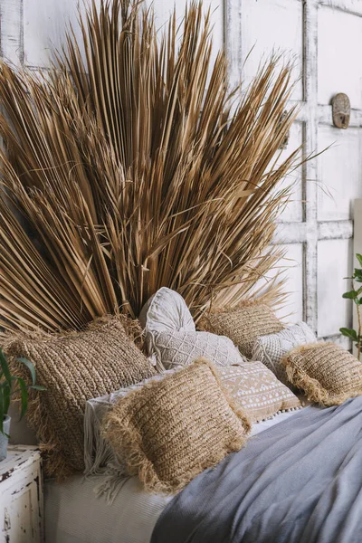 Vertikale Ansicht Des Komfortablen Schlafzimmers Mit Inneneinrichtung Boho Chic Stil — Stockfoto