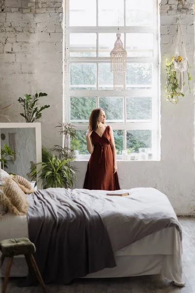 Verticaal Uitzicht Dromerige Jonge Vrouw Staan Buurt Van Venster Gezellige — Stockfoto