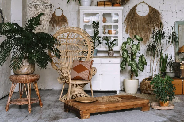 Gemütliches Zimmer Mit Inneneinrichtung Boho Chic Stil Kissen Auf Korbsessel — Stockfoto