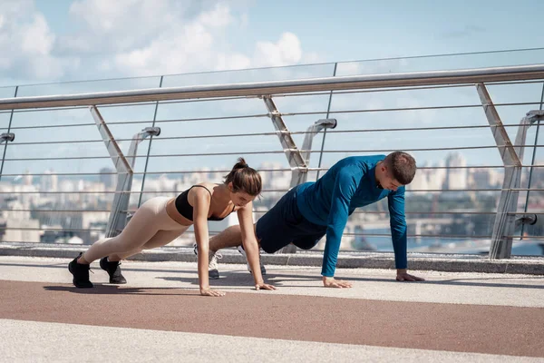 Edzés Egészséges Életmód Koncepció Oldalnézet Fiatal Sportoló Férfi Csinál Push — Stock Fotó