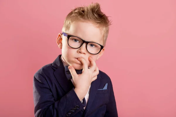 Školák Nervózně Kouše Nehty Bejk Dětská Psychologie Koncept Chlapec Uniformě — Stock fotografie