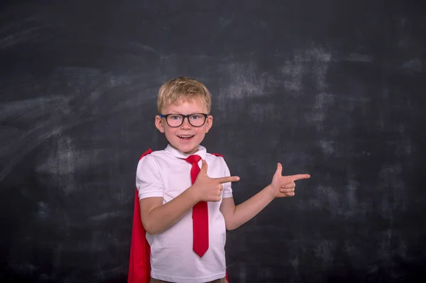 Glad Leende Skolpojke Pekande Vänster Tillbaka Till Skolrea Barn Uniform — Stockfoto