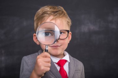 Gözlüklü, gözlüklü, vizyonu, gözleri ve okul çocuk sağlığı konsepti olan çalışkan bir okul çocuğu. Okula geri dön..