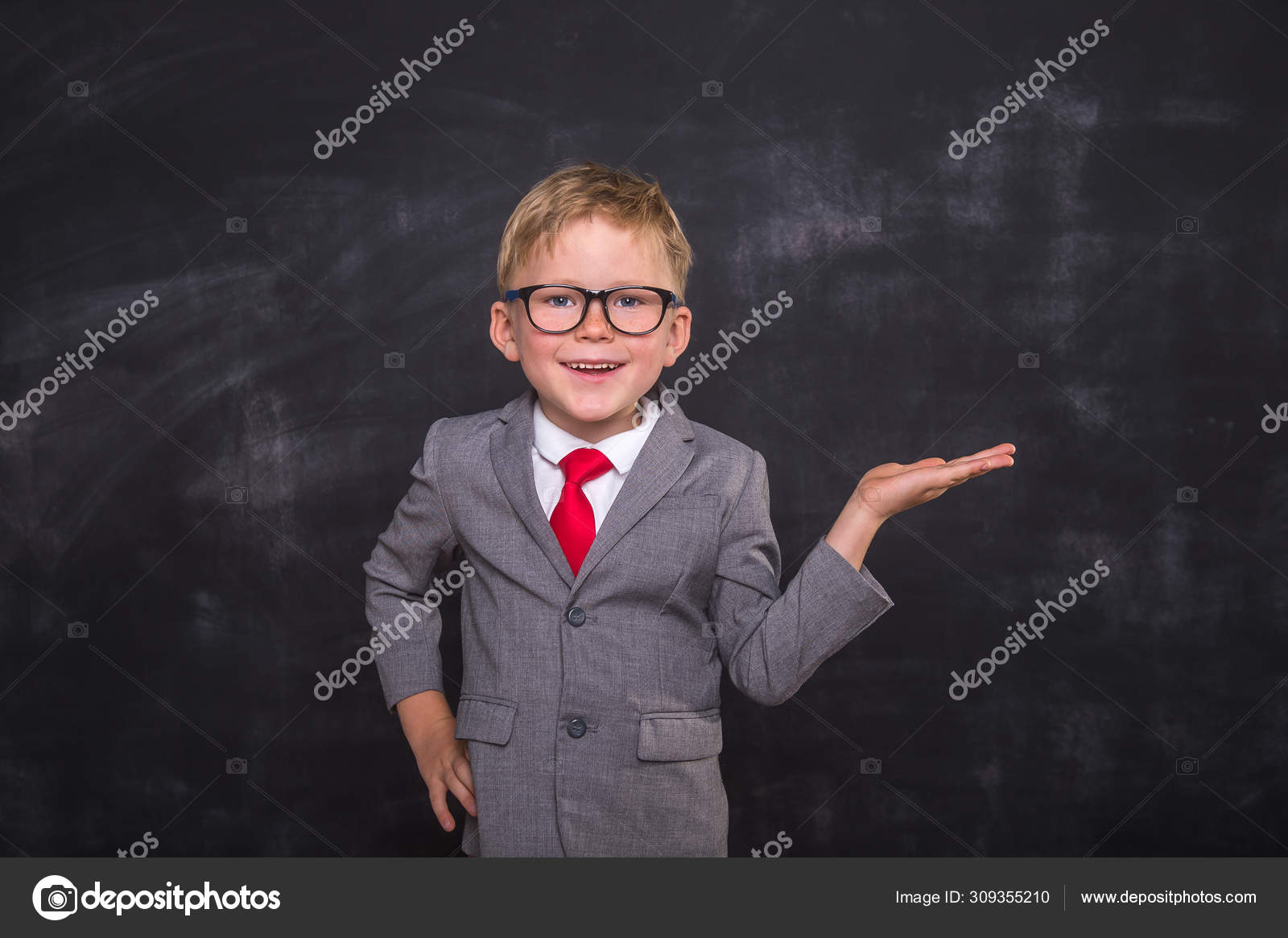 Potret Seorang Anak Sekolah Kecil Yang Lucu Berkacamata Dengan Tangan Stok Foto Sharomka 309355210