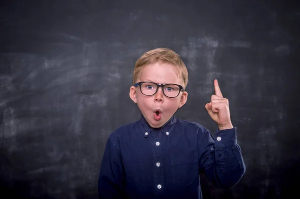 Portret Van Een Leuke Kleine Schooljongen Een Bril Met Handen — Stockfoto