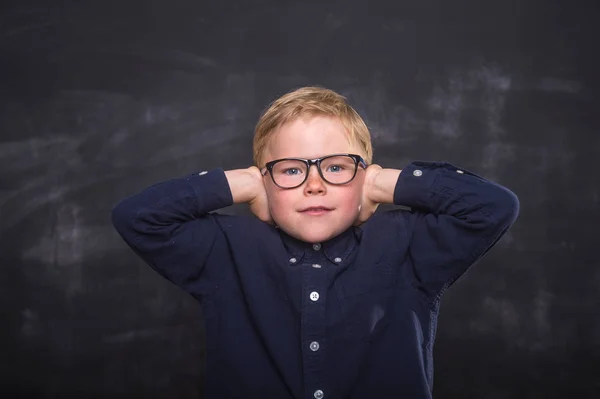 Enfant Colère Ferme Les Oreilles Avec Les Mains Arrêtez Écouter — Photo