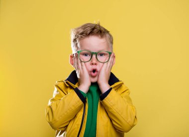 Ağzı açık, mutlu, sevimli çocuk. Şaşırmış yüz.