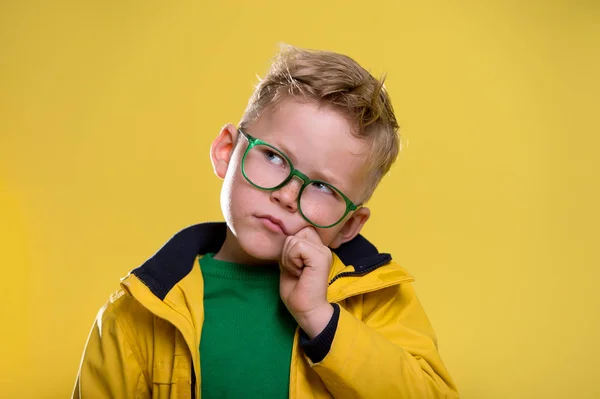 Pensiero Ragazzo Della Scuola Bambino Bicchieri — Foto Stock