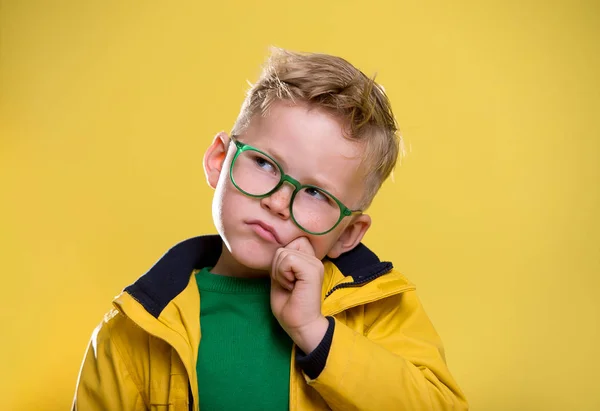 Pensiero Ragazzo Della Scuola Bambino Bicchieri — Foto Stock