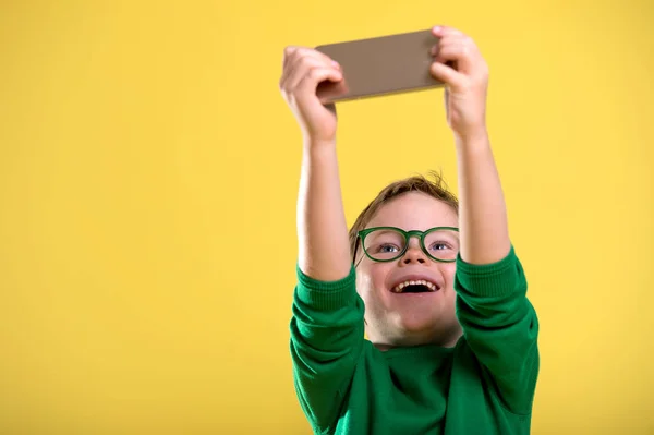 Стильный Мальчик Делающий Селфи Счастливый Ребенок Мобильным Телефоном Добавьте Этому — стоковое фото