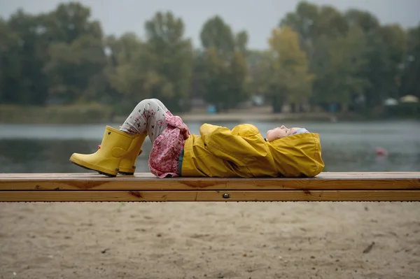 Feliz Chica Con Abrigo Lluvia Amarilla Botas — Foto de Stock