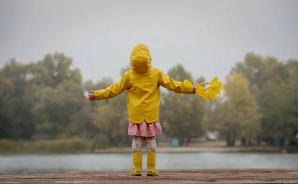 Счастливая Девушка Желтом Плаще Листьях — стоковое фото