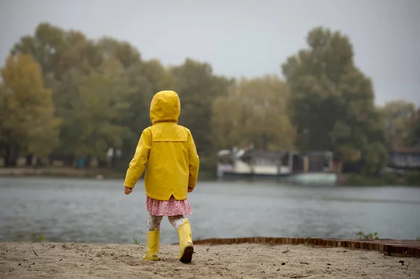 Счастливая Девушка Жёлтом Плаще — стоковое фото