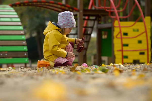 Счастливая Девочка Желтом Пальто Играет Детской Площадке Солнечный Осенний День — стоковое фото