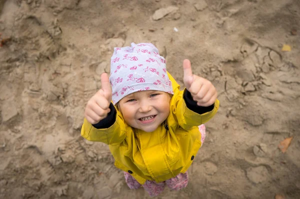 Счастливый Ребенок Желтом Пальто Играет Песочнице Детской Площадке Детский Сад — стоковое фото