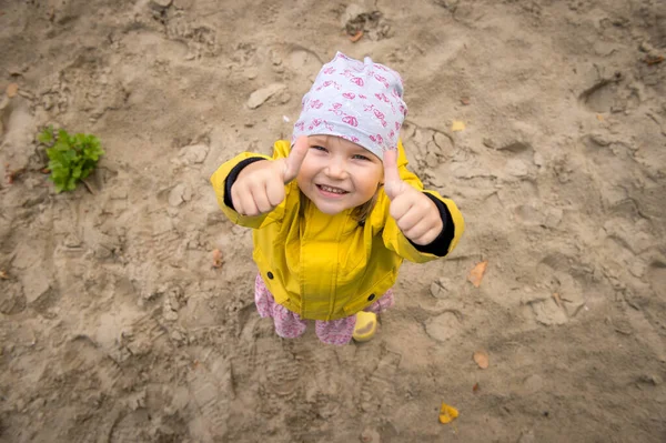 Счастливый Ребенок Желтом Пальто Играет Песочнице Детской Площадке Детский Сад — стоковое фото