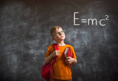 Tahtada formülle düşünen çocuk. Okula dönelim. Akıllı çocuk..