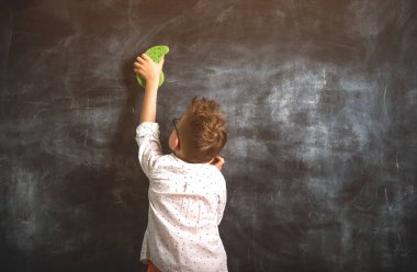 El temizliği tahtası olan küçük bir çocuğun arka planı.