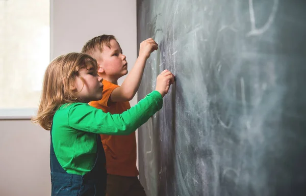 Bambini Che Scrivono Sulla Lavagna Bambini Felici Contano Tirano Numeri — Foto Stock