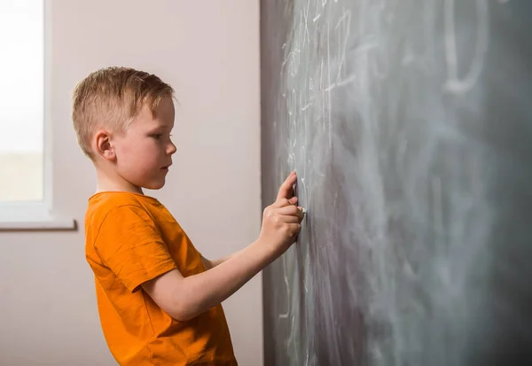小孩子在黑板上写字 快乐的孩子数数和画数字 回学校去 — 图库照片