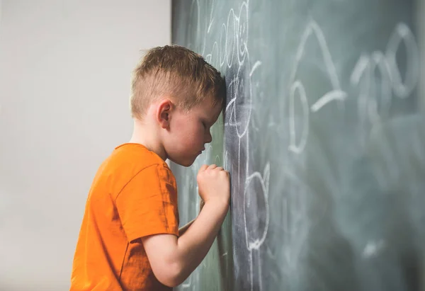 Miúdo Triste Com Cabeça Quadro Negro Difícil Entender Volta Escola — Fotografia de Stock