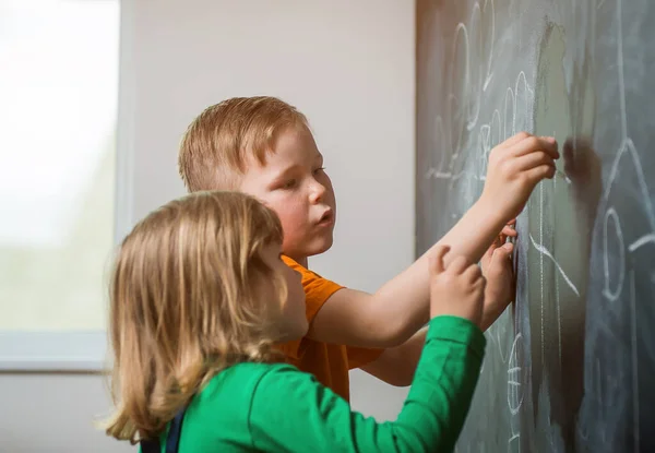 Bambini Che Scrivono Sulla Lavagna Bambini Felici Contano Tirano Numeri — Foto Stock