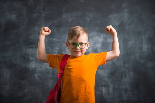 Pojke Med Väska Smart Liten Unge Mot Svarta Tavlan — Stockfoto