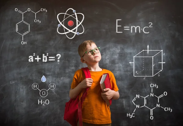 Copilul Gândeşte Formula Tablă Înapoi Şcoală Băiețel Inteligent — Fotografie, imagine de stoc