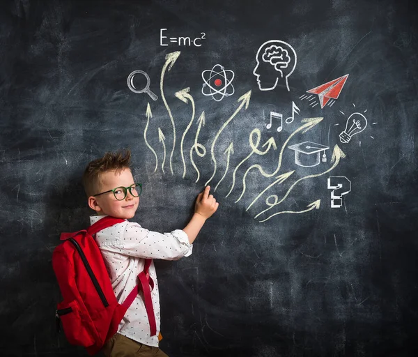 Kleiner Junge Mit Rotem Rücken Gegen Tafel Bildung Für Kinder — Stockfoto