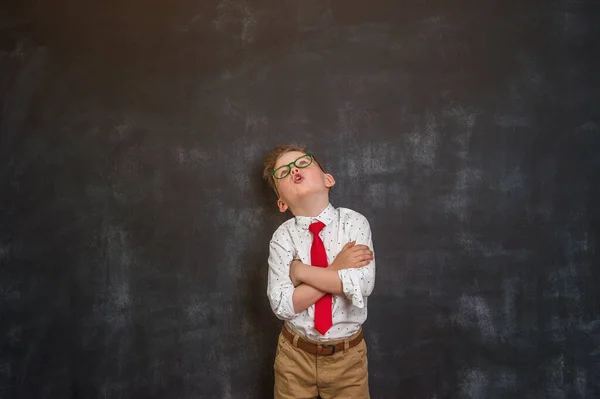 Denkender Junge in der Nähe der Tafel. Zurück zur Schule. — Stockfoto