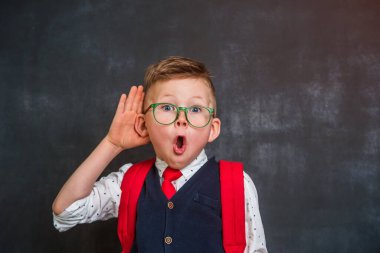 Meraklı gençler. Portre duyma, ebeveynler konuşma, el kulağa hareket. Komik çocuk yüz ifadesi, duygu, vücut dili, yaşam algısı